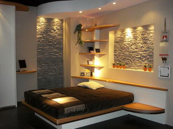 Спалня с вградено осветление и декорация с камък